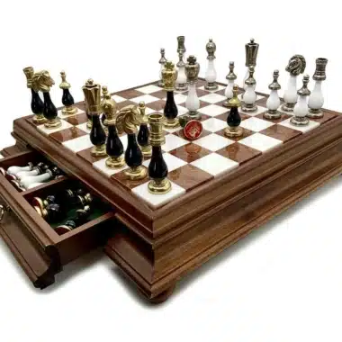 Ensemble Bicolore III Noir et Blanc Echiquier en Bois et Plateau en Albâtre et Pièces d'Echecs en Métal et Bois