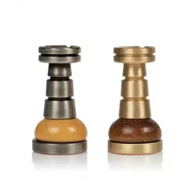 Ensemble de Jeu d'Échecs en Laiton Massif et Bois avec Échiquier en Noyer de Bruyère Finition Brillante – Image 8
