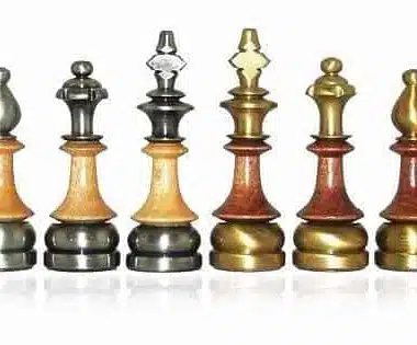 Ensemble de Jeu d'Échecs en Laiton Massif et Bois avec Échiquier en Noyer de Bruyère Finition Brillante – Image 11