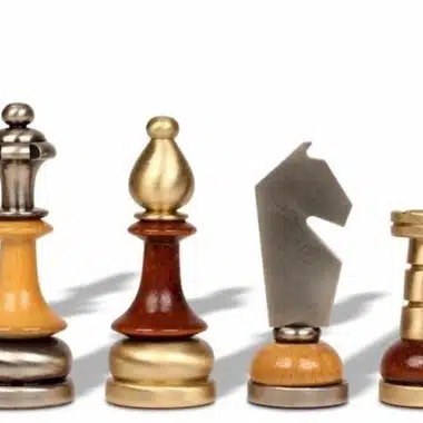 Ensemble de Jeu d'Échecs en Laiton Massif et Bois avec Échiquier en Noyer de Bruyère Finition Brillante – Image 3