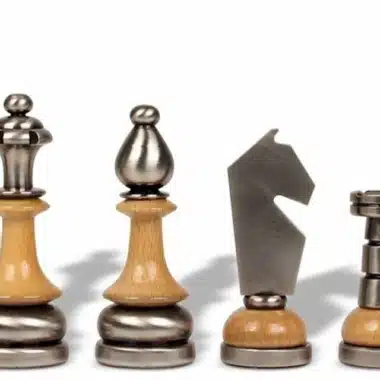 Ensemble de Jeu d'Échecs en Laiton Massif et Bois avec Échiquier en Noyer de Bruyère Finition Brillante – Image 4