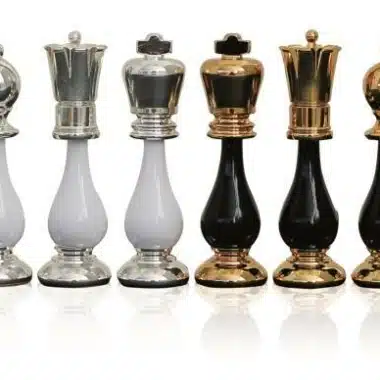Ensemble Art Deco Luxe Echiquier Sur Pied Noir et Blanc en Bois et Plateau de Jeu en Marbre de Carrare avec Rangement et Jeu D'Echecs Noir et Blanc Or 24 carats – Image 6