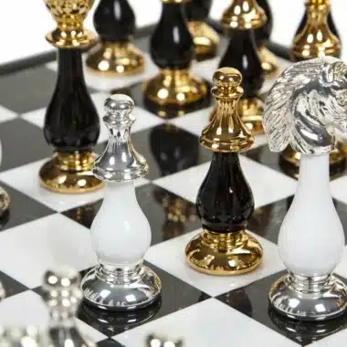 Ensemble Art Deco Luxe Echiquier Sur Pied Noir et Blanc en Bois et Plateau de Jeu en Marbre de Carrare avec Rangement et Jeu D'Echecs Noir et Blanc Or 24 carats – Image 3