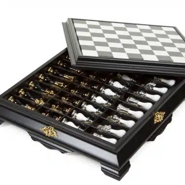 Ensemble Art Deco Luxe Echiquier Sur Pied Noir et Blanc en Bois et Plateau de Jeu en Marbre de Carrare avec Rangement et Jeu D'Echecs Noir et Blanc Or 24 carats – Image 5