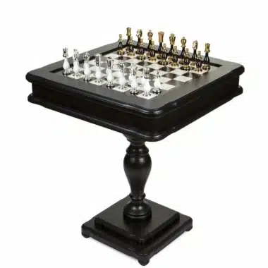 Table échiquier noir et blanc sur pied central, pièces or et argent installées