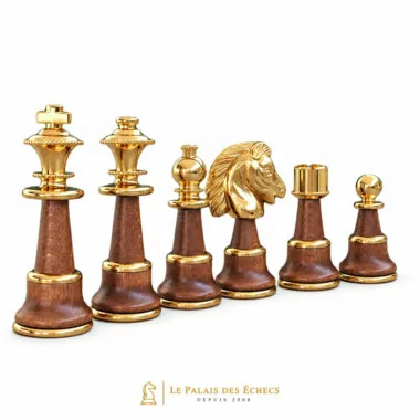 Pièces d'échecs en bois et laiton plaqué or, série complète alignée