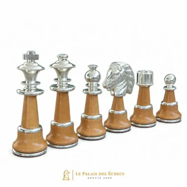 Pièces d'échecs en bois et laiton plaqué argent, série complète alignée
