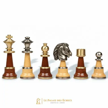 Détail des pièces Staunton bicolores laiton et bois avec cavalier sculpté