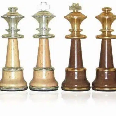 Ensemble Staunton XL III Echiquier sur Pied en Bois Massif et Plateau en Albâtre de Toscane avec Tiroir de Rangement & Jeu d'Echecs en Bois et Laiton Plaqué Or et Argent – Image 21