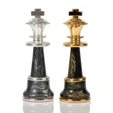 Ensemble Staunton Fantasy XL Echiquier en Bois d'Erable Vert & Jeu d'Echecs en Laiton et Bois Plaqué Or et Argent – Image 14
