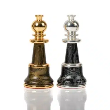 Ensemble Staunton Fantasy XL Echiquier en Bois d'Erable Vert & Jeu d'Echecs en Laiton et Bois Plaqué Or et Argent – Image 16