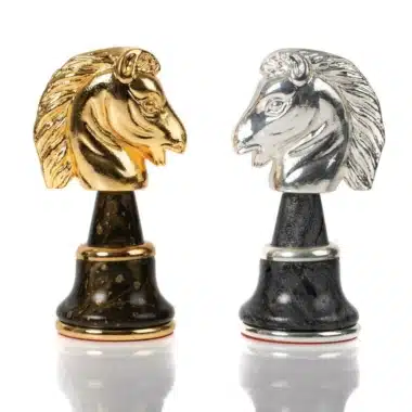 Ensemble Staunton Fantasy XL Echiquier en Bois d'Erable Vert & Jeu d'Echecs en Laiton et Bois Plaqué Or et Argent – Image 13
