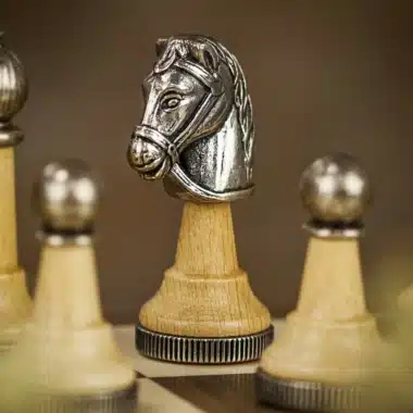 Ensemble Classic XV Echiquier en Bois d'Acajou et Erable et Jeu d'Echecs en Bois et Métal – Image 5