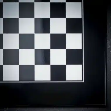 Ensemble Pyramide Moderne Noir Echiquier en Bois Massif Laqué Noir & Jeu d'Echecs en Bois Massif Laqué Noir et Blanc – Image 7