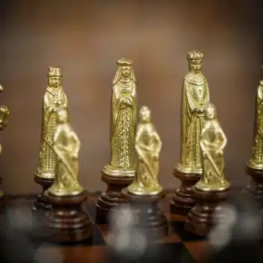 Jeu d'Echecs Médiéval en Bois et Métal Massif – Image 7