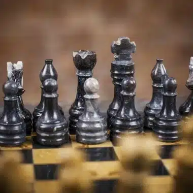 Ensemble "Temple Ancien" Echiquier et Jeu d'Echecs en Marbre – Image 4