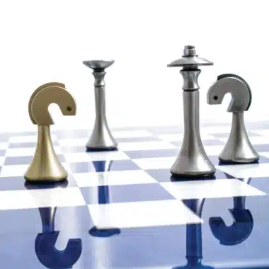 Ensemble Contemporain Bleu Echiquier en Bois d'Erable & Jeu d'Echecs en Laiton Massif – Image 7