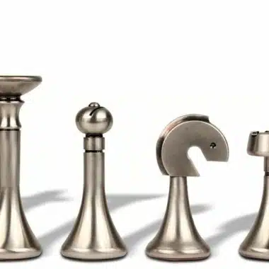 Ensemble Contemporain Bleu Echiquier en Bois d'Erable & Jeu d'Echecs en Laiton Massif – Image 11