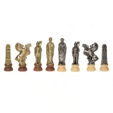 Huit pièces d'échecs à thème romain dorées et argentées présentées côte à côte