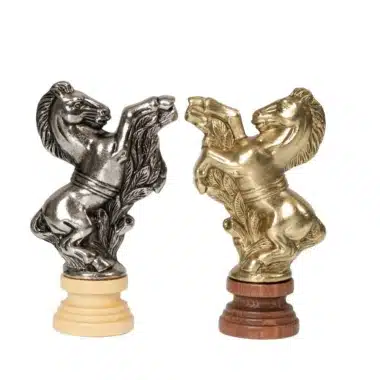 Cavaliers du jeu d'échecs en métal doré et argenté, chevaux cabrés