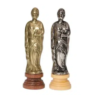 Dames du jeu d'échecs en métal doré et argenté, figures drapées