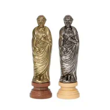 Pions du jeu d'échecs en métal doré et argenté, socle en bois