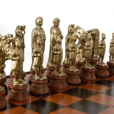 Pièces d'échecs dorées à l'effigie de personnages romains sur échiquier marron
