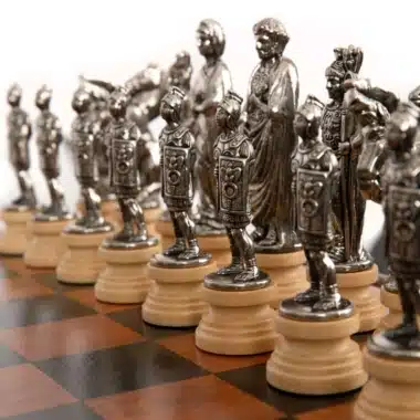 Pièces d'échecs argentées alignées sur socles ivoire, figures romaines détaillées