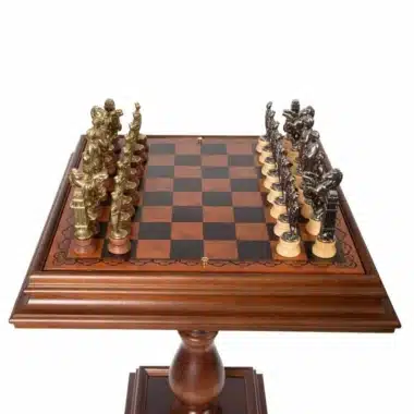Table de jeu Empire Lounge vue de dessus avec échiquier complet et pièces installées
