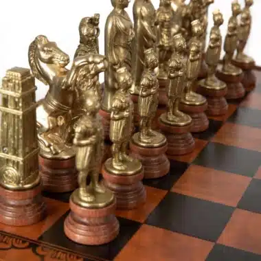 Pièces d'échecs dorées sur socles en bois, cavalier et personnages romains alignés