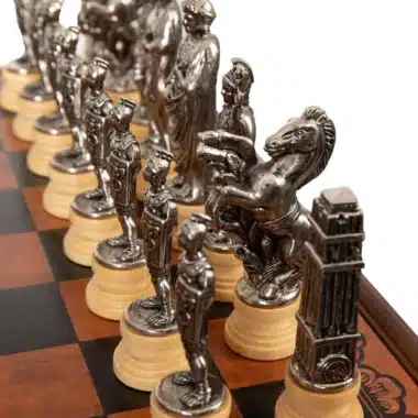 Pièces d'échecs argentées détaillées, cavalier et personnages romains sur l'échiquier