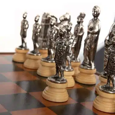 Pièces d'échecs argentées représentant des soldats romains en gros plan