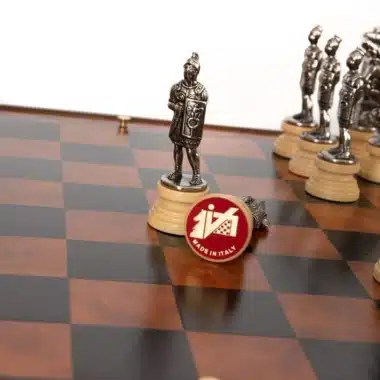Pièce d'échecs soldat romain argenté devant les pièces dorées adverses