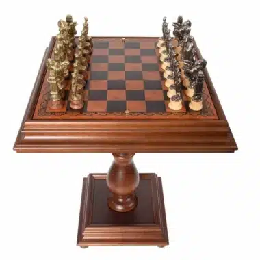 Table de jeu Empire Lounge sur pied central avec échiquier et pièces à thème romain
