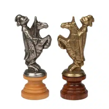 Ensemble Medieval II Echiquier en Bois de Noyer et d'Erable & Jeu d'Echecs en Bois et Métal Massif – Image 10