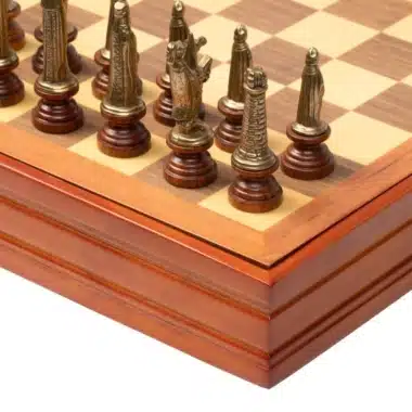 Ensemble Medieval II Echiquier en Bois de Noyer et d'Erable & Jeu d'Echecs en Bois et Métal Massif – Image 4