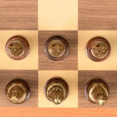 Ensemble Medieval II Echiquier en Bois de Noyer et d'Erable & Jeu d'Echecs en Bois et Métal Massif – Image 8
