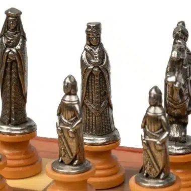 Ensemble Medieval II Echiquier en Bois de Noyer et d'Erable & Jeu d'Echecs en Bois et Métal Massif – Image 7