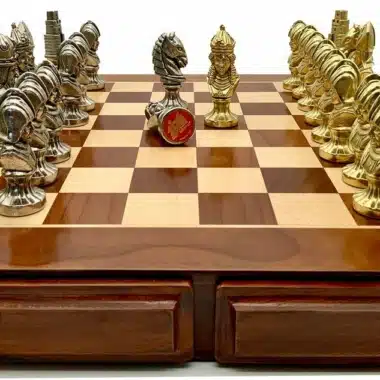 Ensemble Medieval IV Echiquier en Bois d'Erable & Jeu d'Echecs en Métal – Image 4