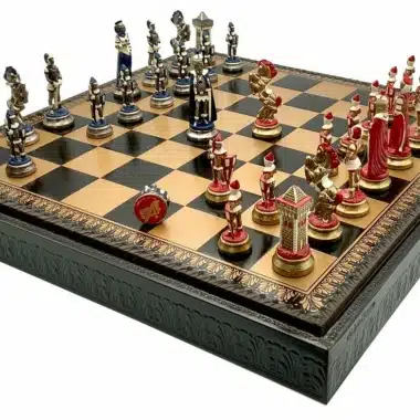 Ensemble Mary Stuart III Echiquier en Similicuir & Jeu d'Echecs en Métal Peint à la Main – Image 4