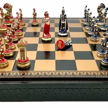 Ensemble Mary Stuart III Echiquier en Similicuir & Jeu d'Echecs en Métal Peint à la Main – Image 3