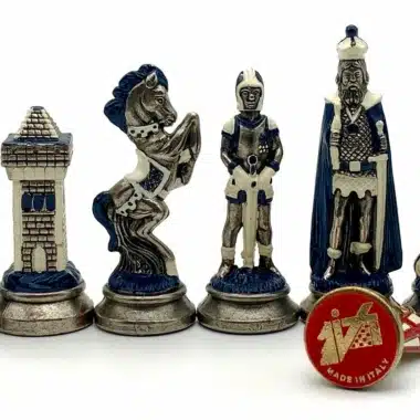 Ensemble Mary Stuart III Echiquier en Similicuir & Jeu d'Echecs en Métal Peint à la Main – Image 7