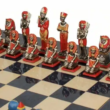 Ensemble Egypte III Echiquier en Bois d'Erable & Jeu d'Echecs en Métal Massif Peint à la Man – Image 3