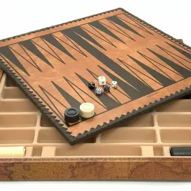 Plateau de backgammon ouvert avec dés, pions et compartiments de rangement intégrés