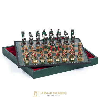 Coffret ouvert montrant l'échiquier et les pièces peintes avec intérieur rouge