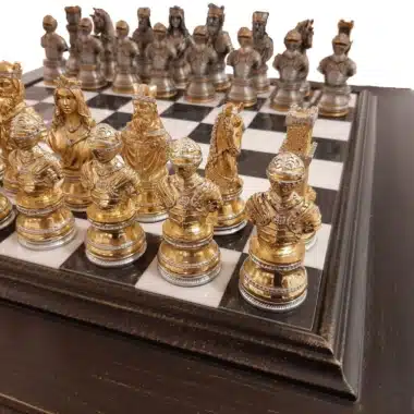 Ensemble Buste Médieval Haut de Gamme III Echiquier en Bois Plateau de Jeu en Albâtre et Jeu d'Echecs en Etain Plaqué Or et Argent – Image 4