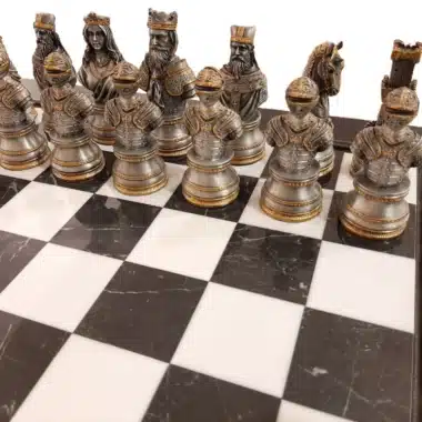 Ensemble Buste Médieval Haut de Gamme III Echiquier en Bois Plateau de Jeu en Albâtre et Jeu d'Echecs en Etain Plaqué Or et Argent – Image 6