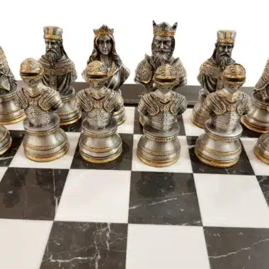 Ensemble Buste Médieval Haut de Gamme III Echiquier en Bois Plateau de Jeu en Albâtre et Jeu d'Echecs en Etain Plaqué Or et Argent – Image 7