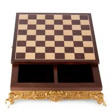Coffret de rangement en bois avec échiquier ouvert, compartiments pour les pièces