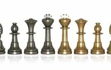 Ensemble Mignon II Echiquier en Similicuir avec Compartiment de Rangement & Jeu d'Echecs en Laiton Massif – Image 10
